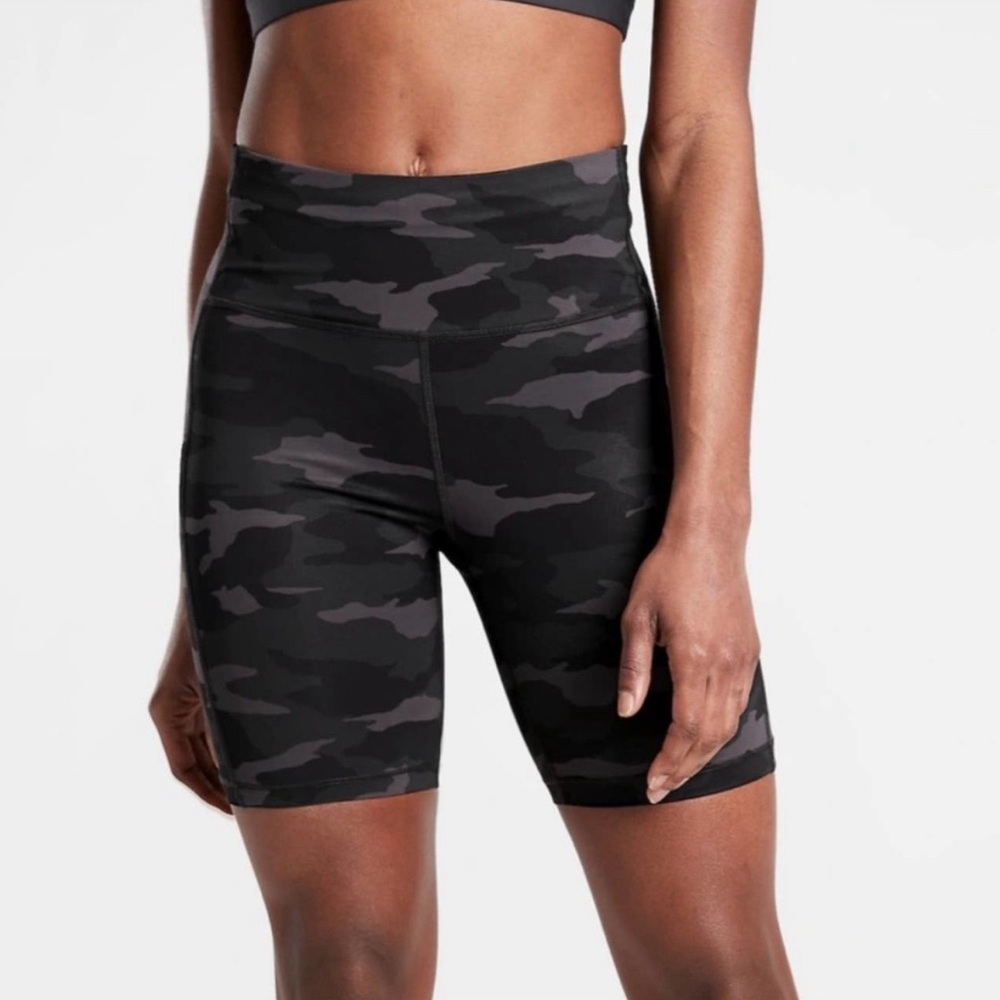 Athleta Ultimate Stash Pocket Camo 7" Short XS